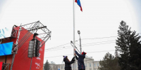 Участник СВО Александр Донских поднял флаг России на церемонии открытия Рождественского полумарафона - Сетевое издание Заря-Полтавка