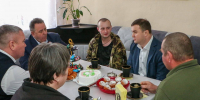 Виталий Хоценко встретился с бойцом СВО из Крутинского района - Сетевое издание Заря-Полтавка