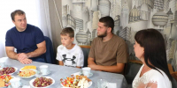 Виталий Хоценко в Полтавке навестил семью защитника Отечества Анатолия Титаренко - Сетевое издание Заря-Полтавка