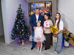 Губернатор Виталий Хоценко исполнил новогодние мечты девочек из многодетной семьи в Таре