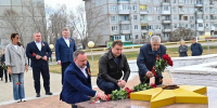 Виталий Хоценко возложил цветы к Вечному Огню мемориального комплекса в поселке Чернолучинский - Сетевое издание Заря-Полтавка